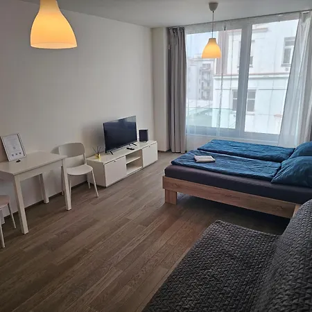 Centre Design O2 Arena - Parking - Large Glass Balcony - Big Tv - Coffee, 24-7 Self Check-in