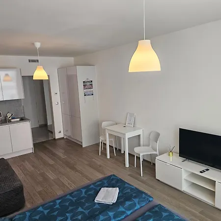 Centre Design O2 Arena - Parking - Large Glass Balcony - Big Tv - Coffee, 24-7 Self Check-in *